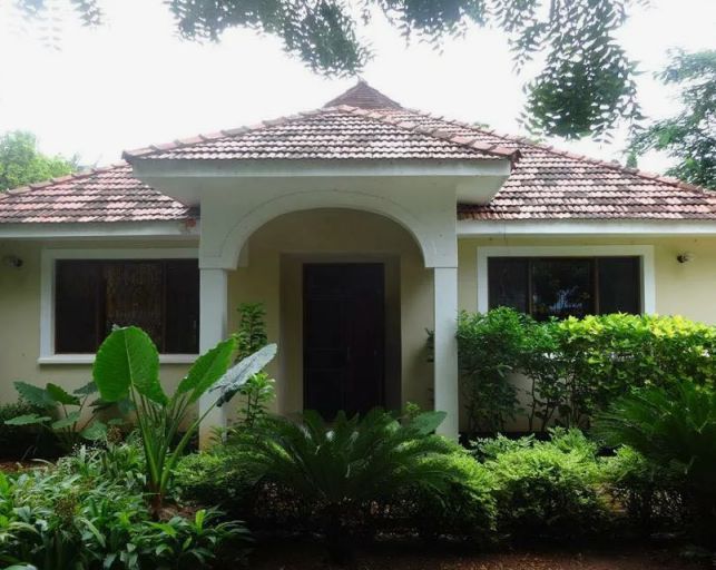 Fasad dengan pintu utama kayu solid