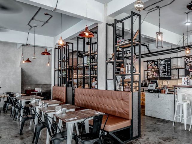 Cafe Industrial dengan Aksen Beton & Besi