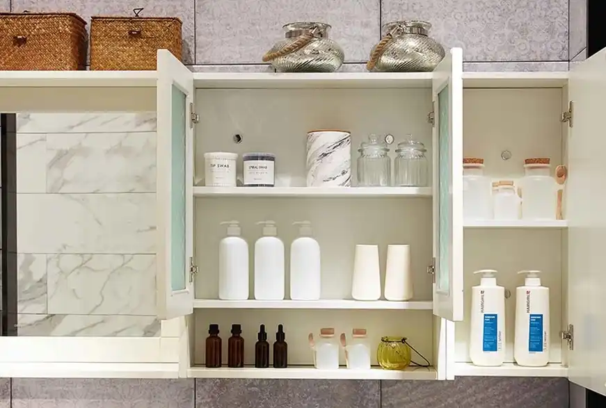 kamar mandi minimalis dengan rak dinding